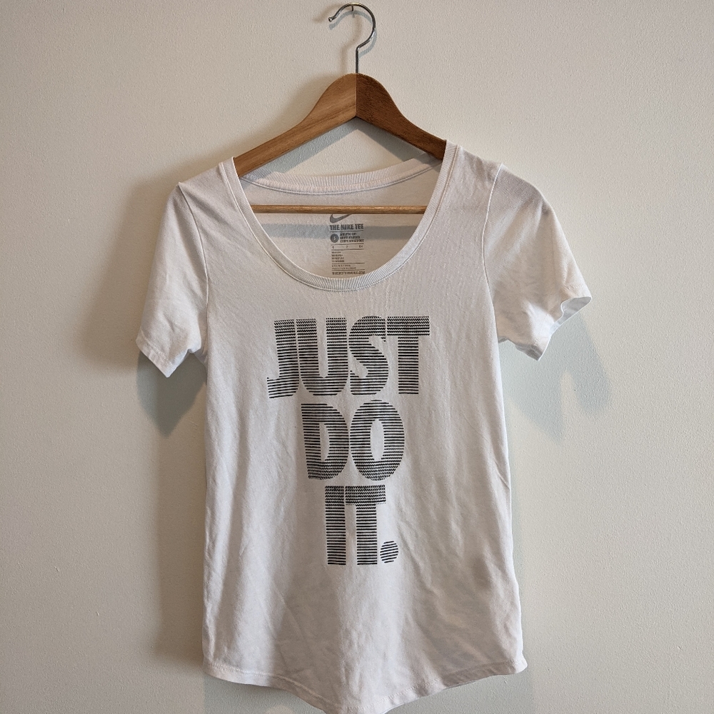 Women's Nike Tshirt, size small